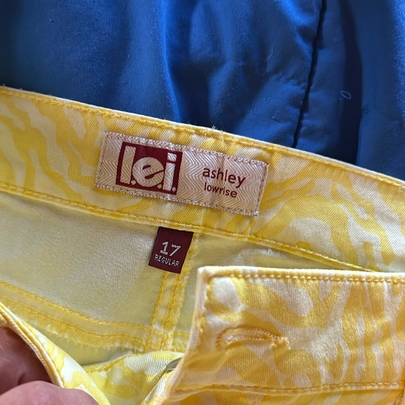 Brand New Bright Yellow printed Lei stretch denim size 17! - Picture 1 of 7